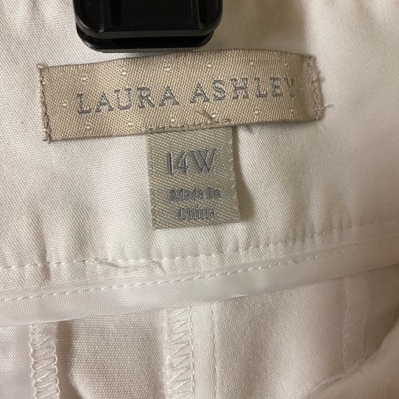 White Capris with stretch. Side pockets, side slits at bottom, 3/4 Pants - Picture 7 of 13